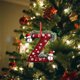 thumbnail image 1 of Adorno colgante acrílico con forma de letra para árbol de Navidad | Decoración con alfabeto para decoración navideña DIY | Decoración colgante para árbol de Navidad, corona, ventana, pared, 1 of 6