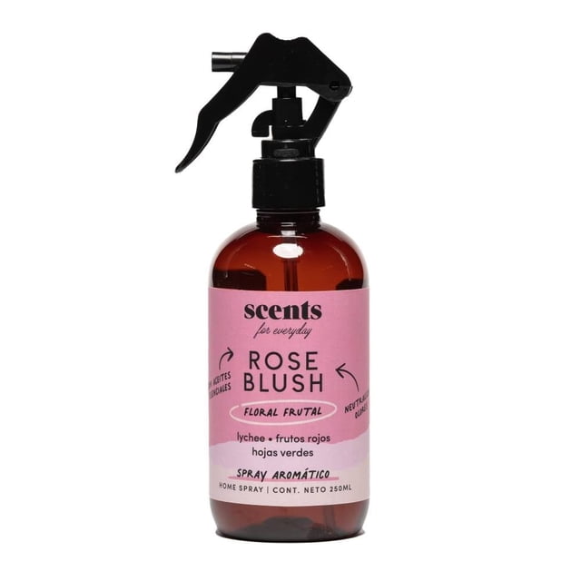 home spray juve rose blush scents for everyday 250 ml botella plástica translúcida rosa con atomizador negro, vista frontal centrada en fondo blanco; etiqueta con "ROSE BLUSH" y notas de lychee, frutos rojos y hojas verdes, contenido 250 ml, diseñado para ambientar hogar y oficina y a menudo usado para refrescar telas pequeñas.