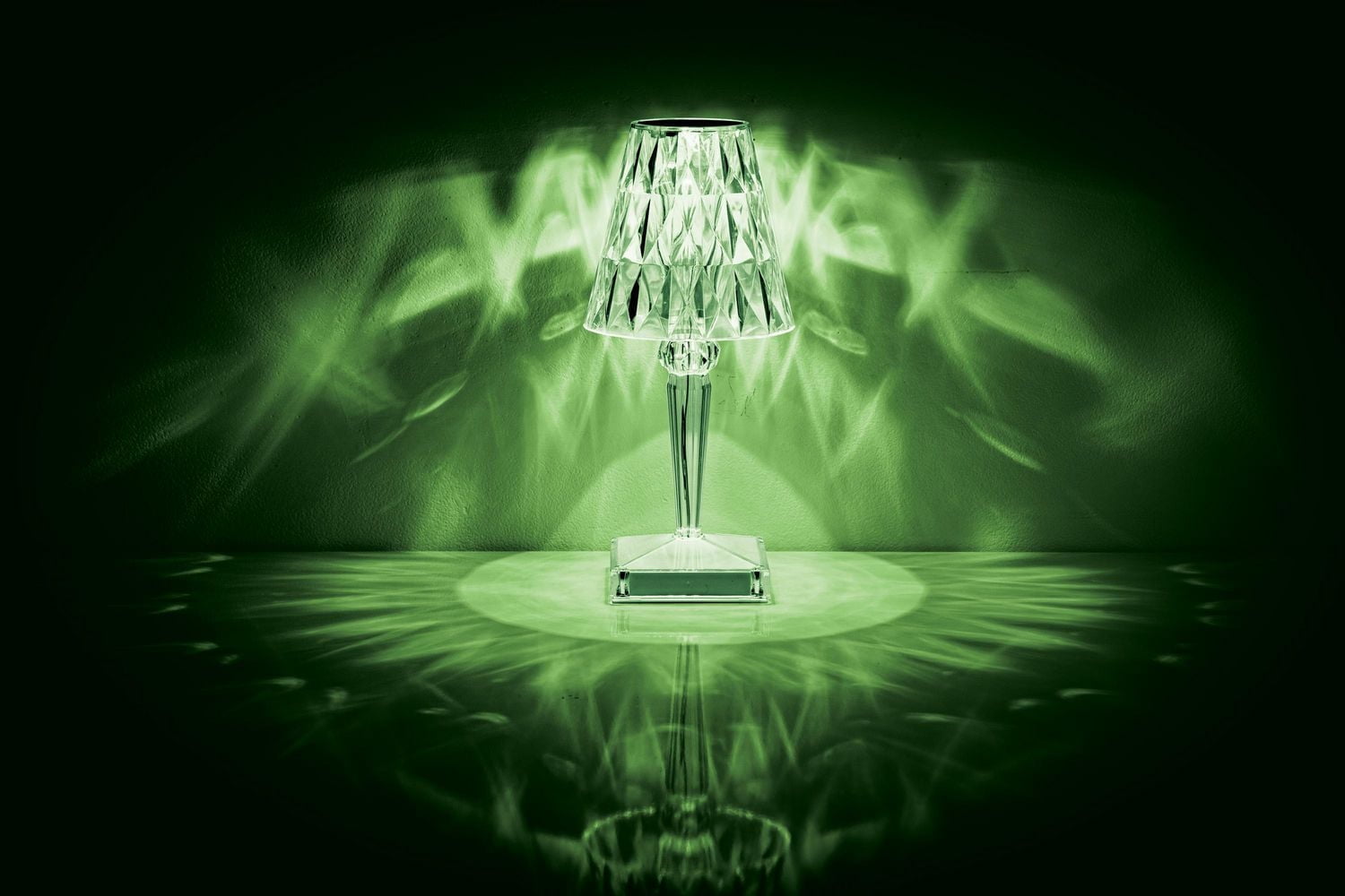 Lampe tactile à DEL en cristal multicolore de 10 po de Merkury Innovations .Lampe tactile LED en cristal