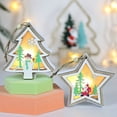 thumbnail image 2 of ER Decoraciones navideñas Árbol de Navidad de madera luminoso pequeño Caja de regalo de Navidad Decoraciones colgantes El tamaño del diseño de la escena es diferente. oso de fresa Electrónica, 2 of 5