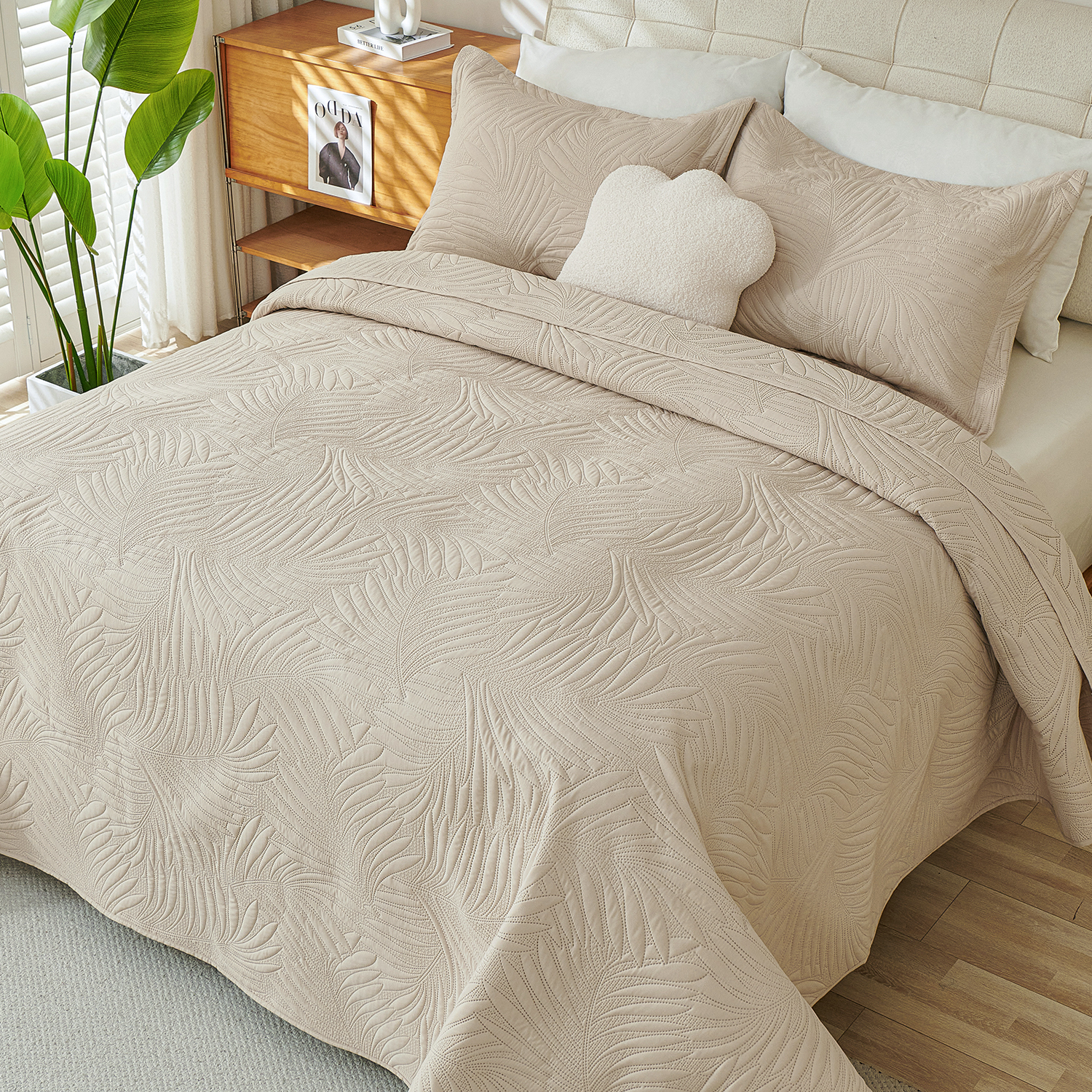 Evenhug 3-Piece King Quilt Set Soft Banana Leaves Pattern Bedding Set Lightweight Microfiber Ultrasonic Bedspread With Shams Suitable All Season(Beige,106"x96")