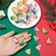 thumbnail image 3 of 1 caja de 32 adornos navideños de resina con forma de árbol de Navidad, 8 colores, con base plana, estrellas de caramelo, adornos navideños de invierno, bonitos colgantes., 3 of 5