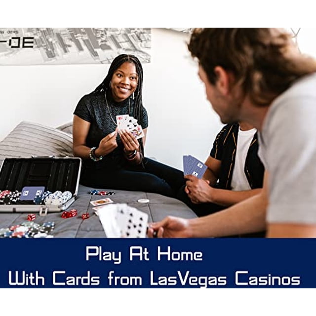 cartas de casino genuinas - barajas jugados - de surtidos de nevada casino, no contiene jo Multicolor, escena frontal con tres personas jugando en sala; manos sostienen barajas multicolores, fichas y dados sobre la mesa, estuche negro abierto con cartas visibles y banda azul con texto al fondo; suele usarse para juegos de mesa y reuniones en casa.