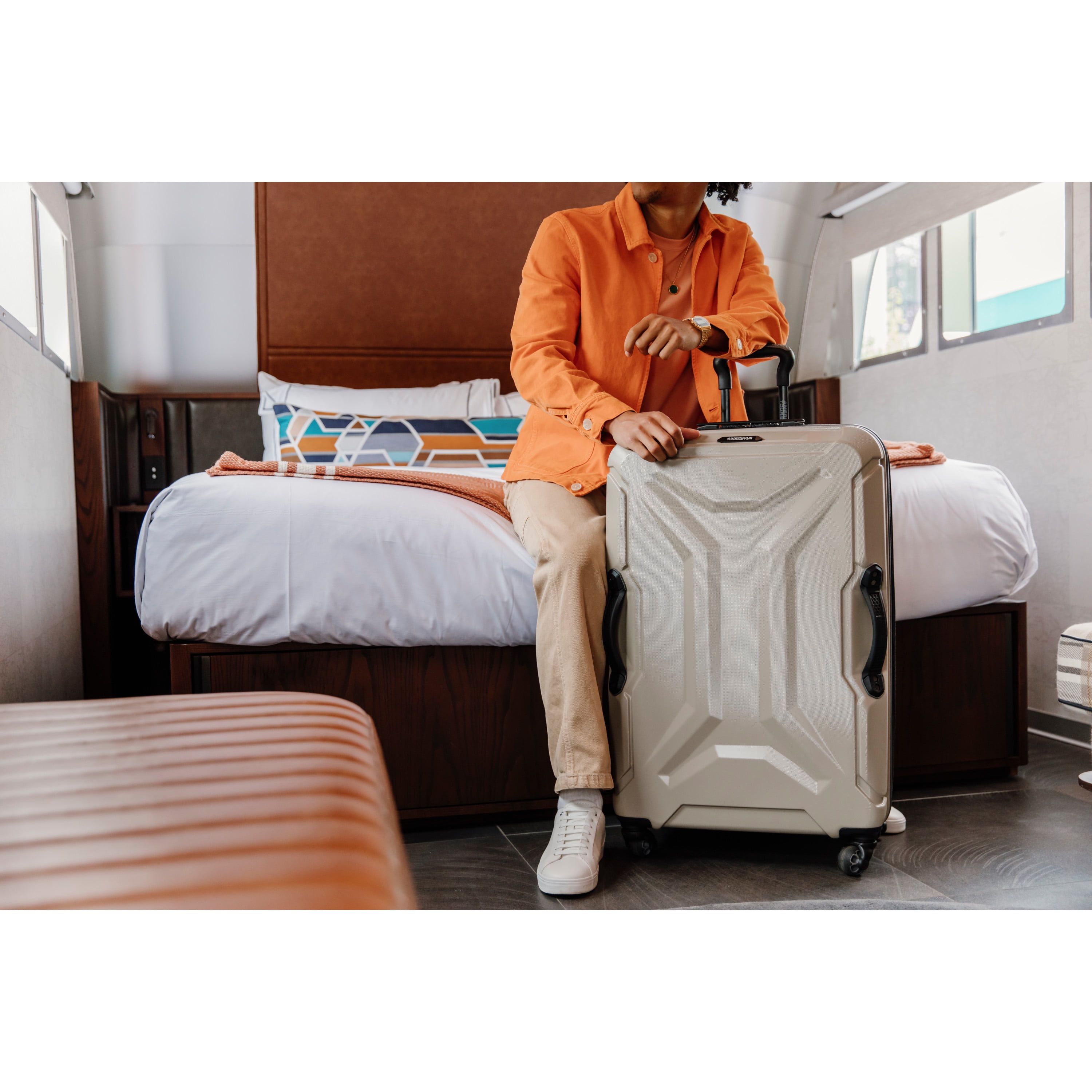 American Tourister Cargo Max 28" Hardside Durable Large Checked Spinner Luggage with Divider Pockets, Dune