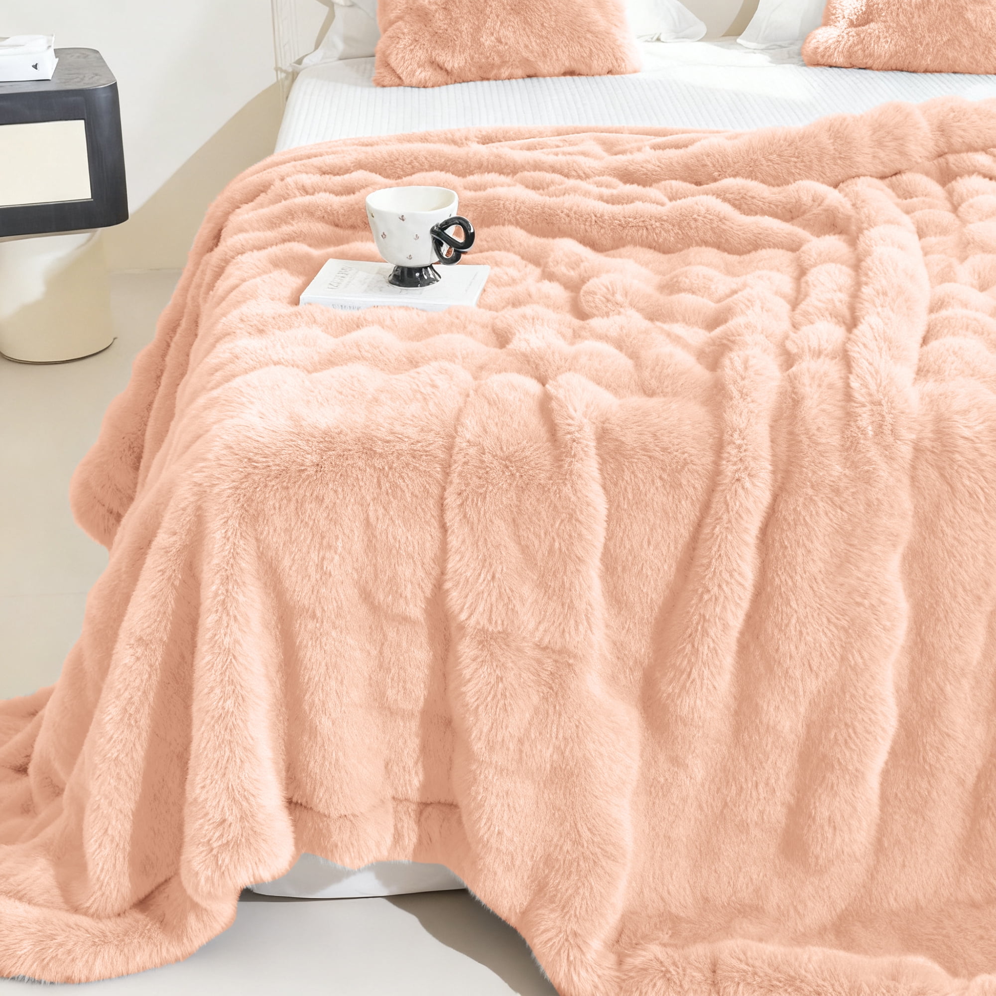 Sanmadrola Throw Blanket Faux Fur for Couch, Fuzzy Soft Plush Thick Bubble Blanket for Sofa Bedroom Living Room 60''x 80'' Pink