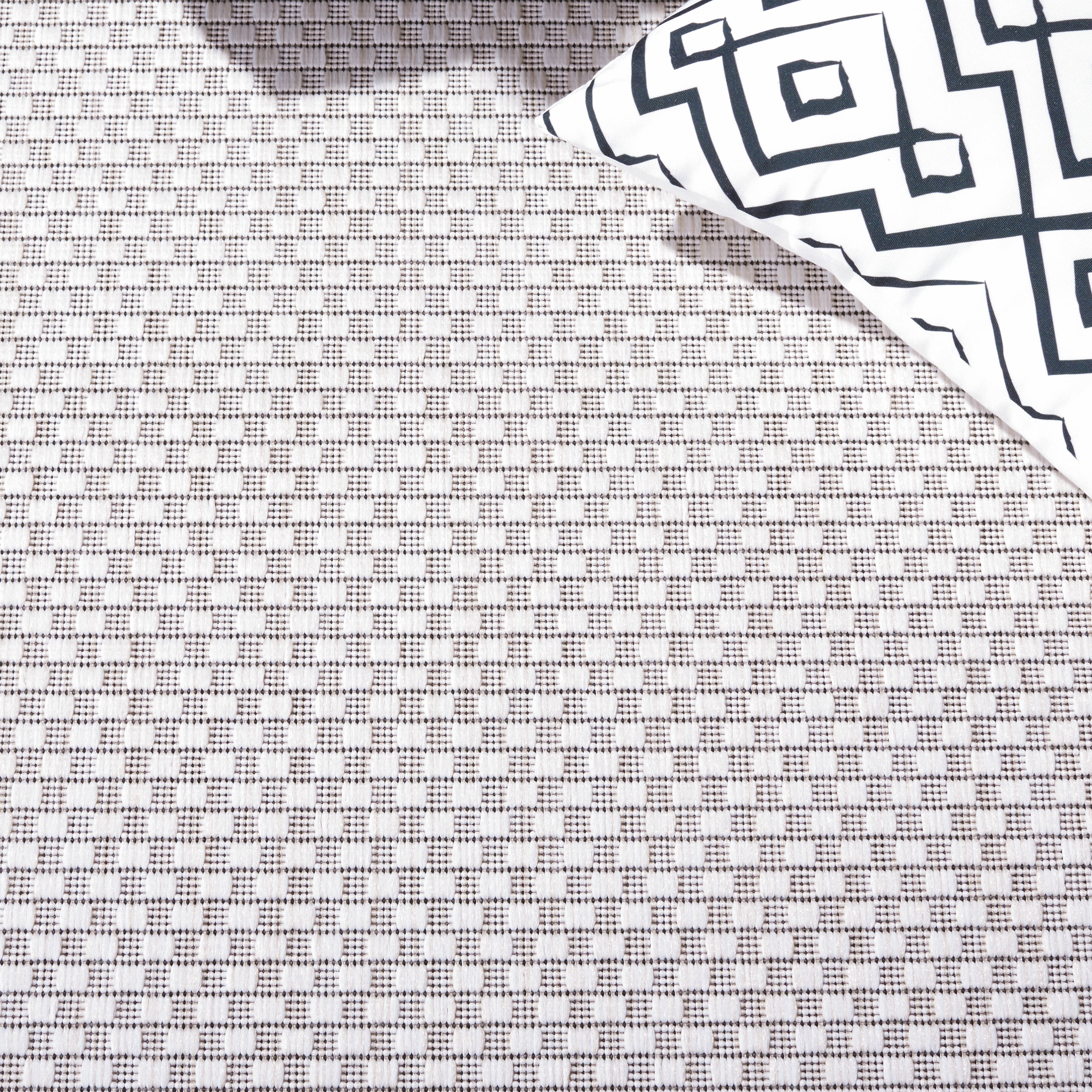 Safavieh Courtyard Ercan Bordered Indoor/Outdoor Area Rug, Ivory/Black, 4' x 4' Square