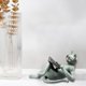 thumbnail image 3 of Estatua y escultura de gato literario de resina Gato tumbado con anteojos bonitos para decoración del hogar, 3 of 5
