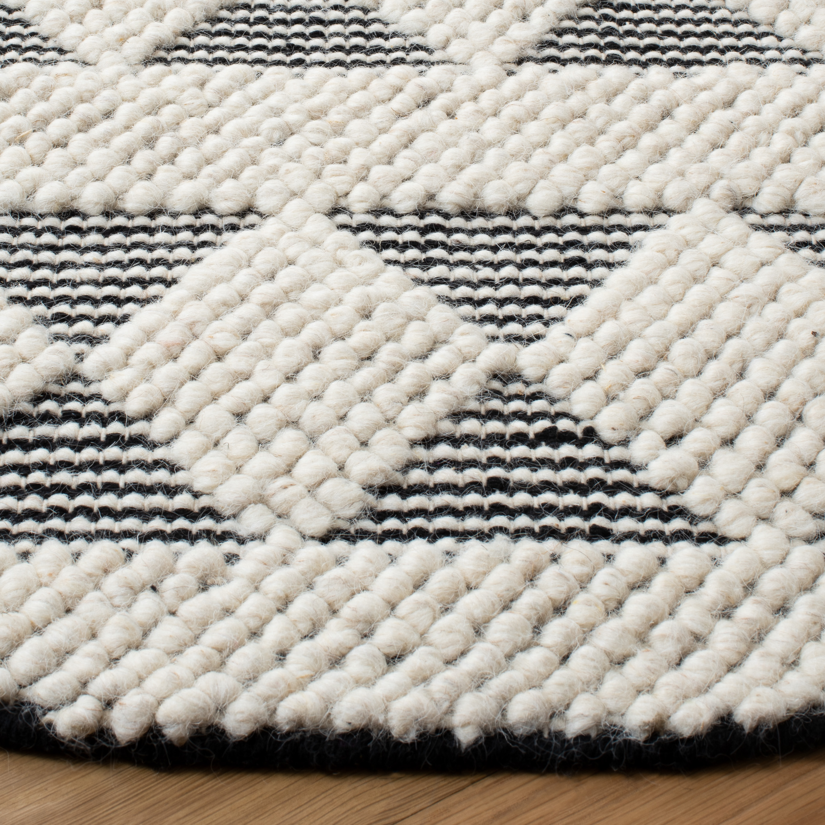 SAFAVIEH Natura Catherin Geometric Area Rug, Ivory/Black, 6' x 6' Round