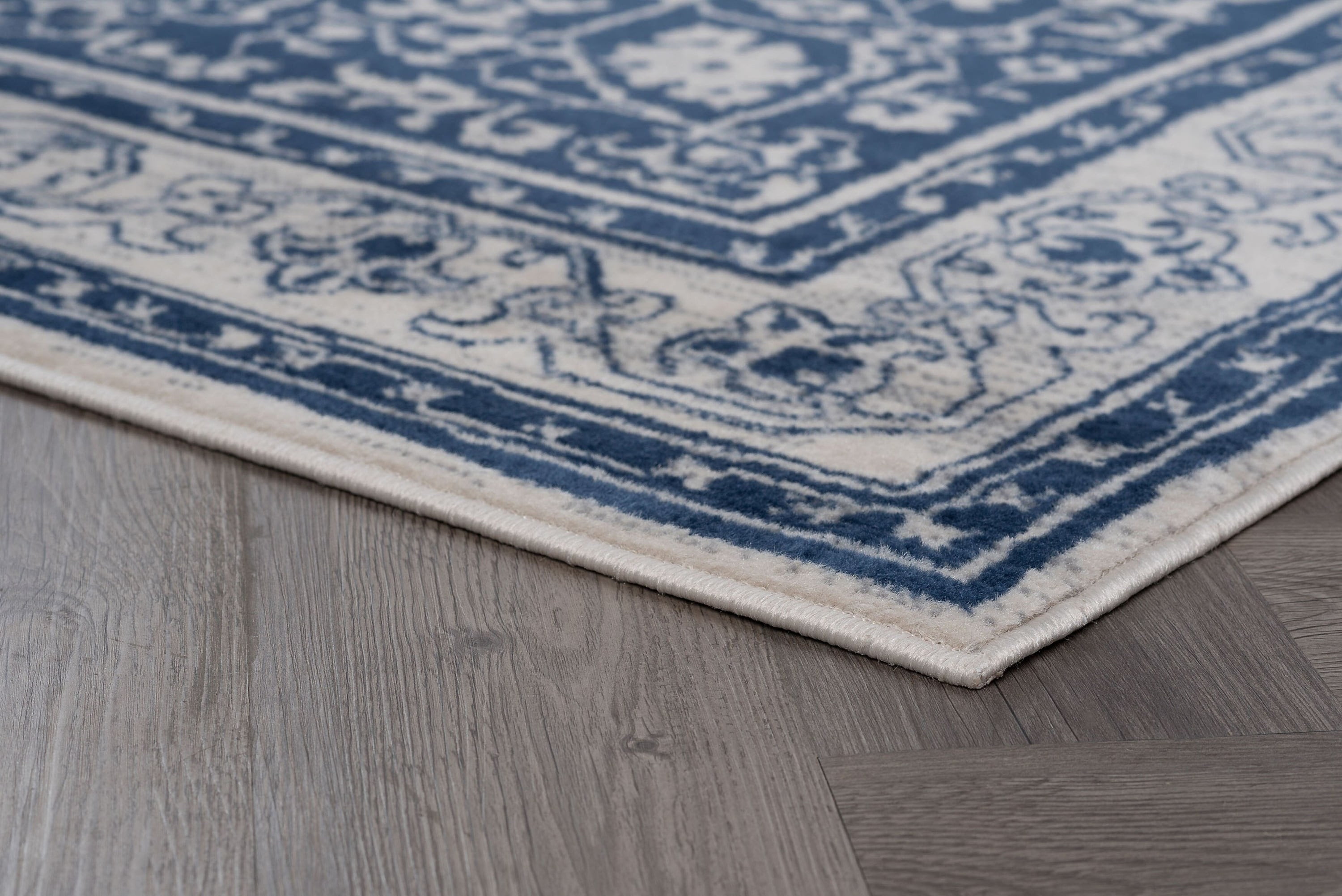 Madison Traditional 5' x 7' Navy and Cream Polypropylene Indoor Area Rug