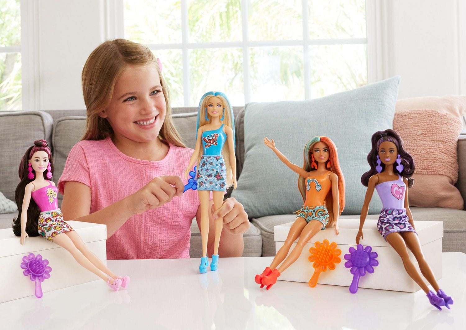 Barbie Color Reveal Série Groovy Poupée et accessoires, 6 surprises