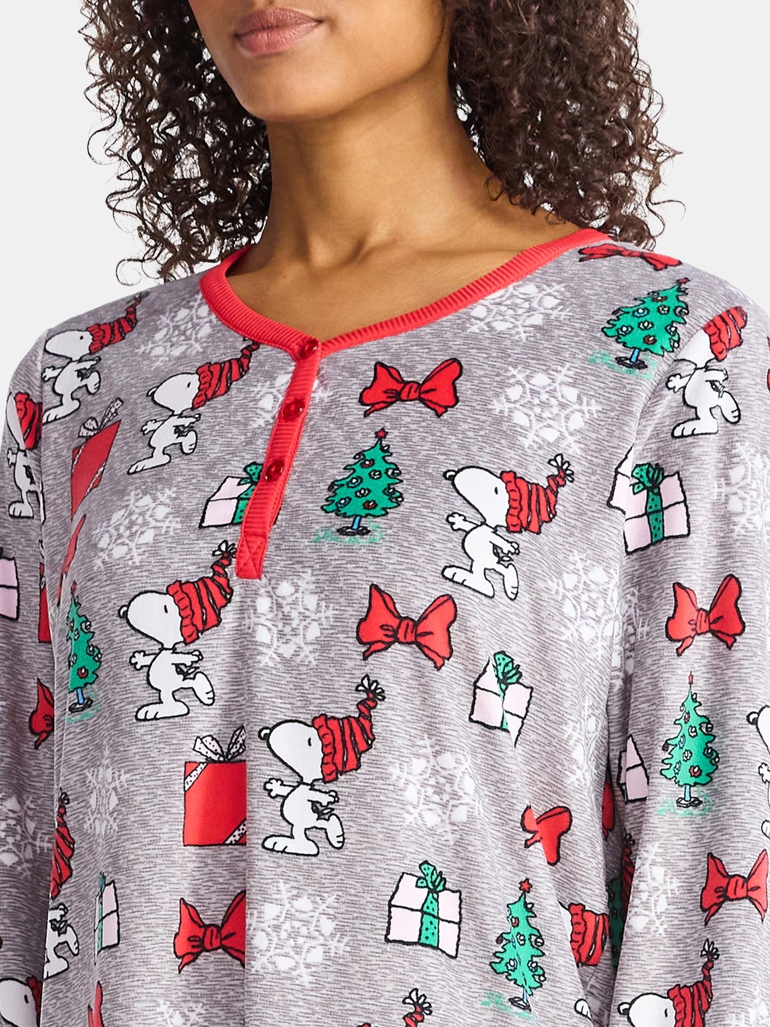 Peanuts Women's and Women's Plus Christmas Print Henley Sleepshirt and Plush Socks Set, 2-Piece, Sizes XS-3X