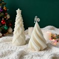 thumbnail image 3 of Bougie Parfumée en Cire de Soja Faite à la Main Arbre de Noël Vanille Française Blanche, 3 of 6