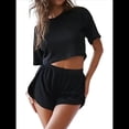 thumbnail image 1 of Pijama de Rayas para Mujer, Conjunto de Dos Piezas, Camiseta con Estampado de Rayas y Hombros Caídos, Pantalones Cortos Cruzados con Abertura. Negro L, 1 of 9
