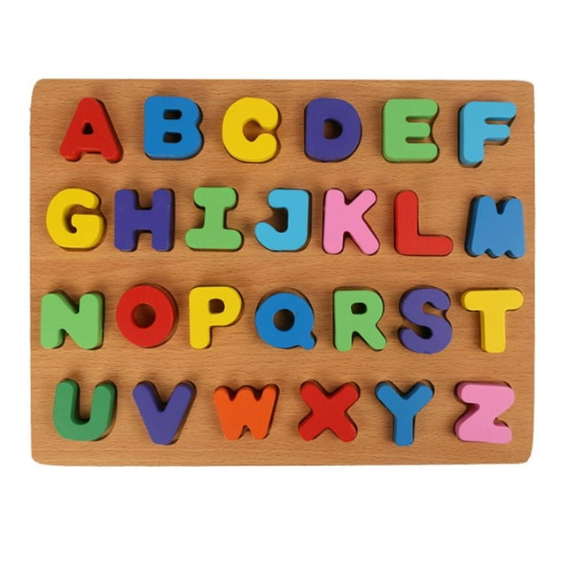 niños montessori número de letras de juguetes tablero de bloques digitales una tablero de madera multicolor con 26 letras mayúsculas encajables, vista frontal centrada; piezas de madera pintadas en rojo, azul, amarillo, verde, morado y rosa; tamaño del tablero 30 x 22.5 x 0.8 cm (11.18 x 8.86 x 0.31 in); adecuado para practicar reconocimiento de letras y coordinación mano-ojo; también suele usarse como actividad de clasificación de colores para viajes cortos.
