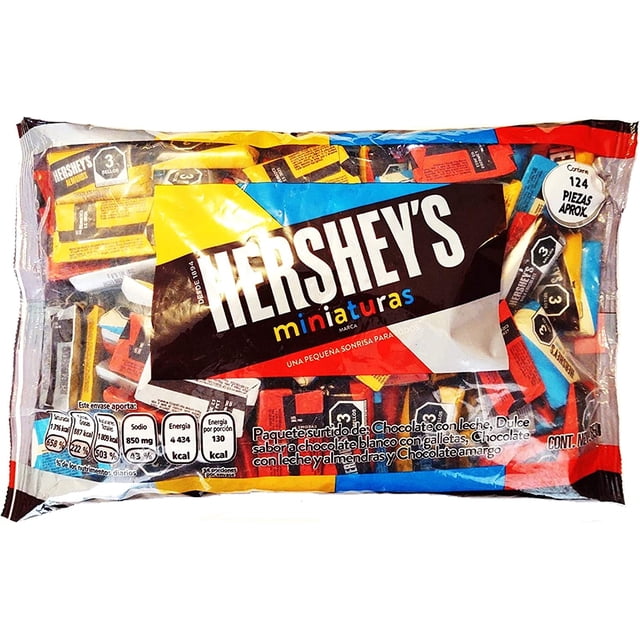 hersheys miniatura 850 gramos bolsa surtida con aproximadamente 124 piezas; vista frontal centrada del paquete transparente y etiqueta Hershey's, envolturas rojas, azules y amarillas y texto nutricional visible en la esquina inferior izquierda, ideal para postres o para compartir en reuniones.