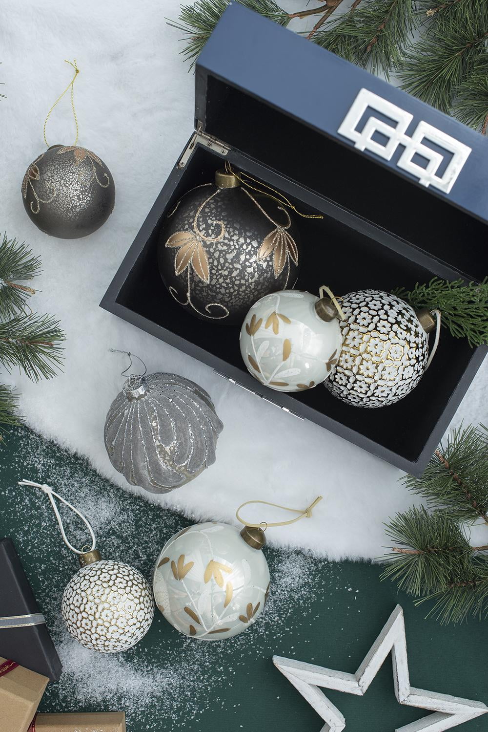 Set of 6 Glass Christmas Ball Ornaments with Glitter and Painting Design by Riccardo Tree Decor