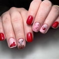 thumbnail image 1 of Uñas postizas navideñas cortas cuadradas rojas brillantes con diseño de gorro de Papá Noel, 24 unidades., 1 of 5