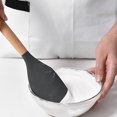 thumbnail image 4 of Juego de 2 utensilios de silicona antiadherentes con mangos de madera redondeados para cocinar y hornear, 4 of 5