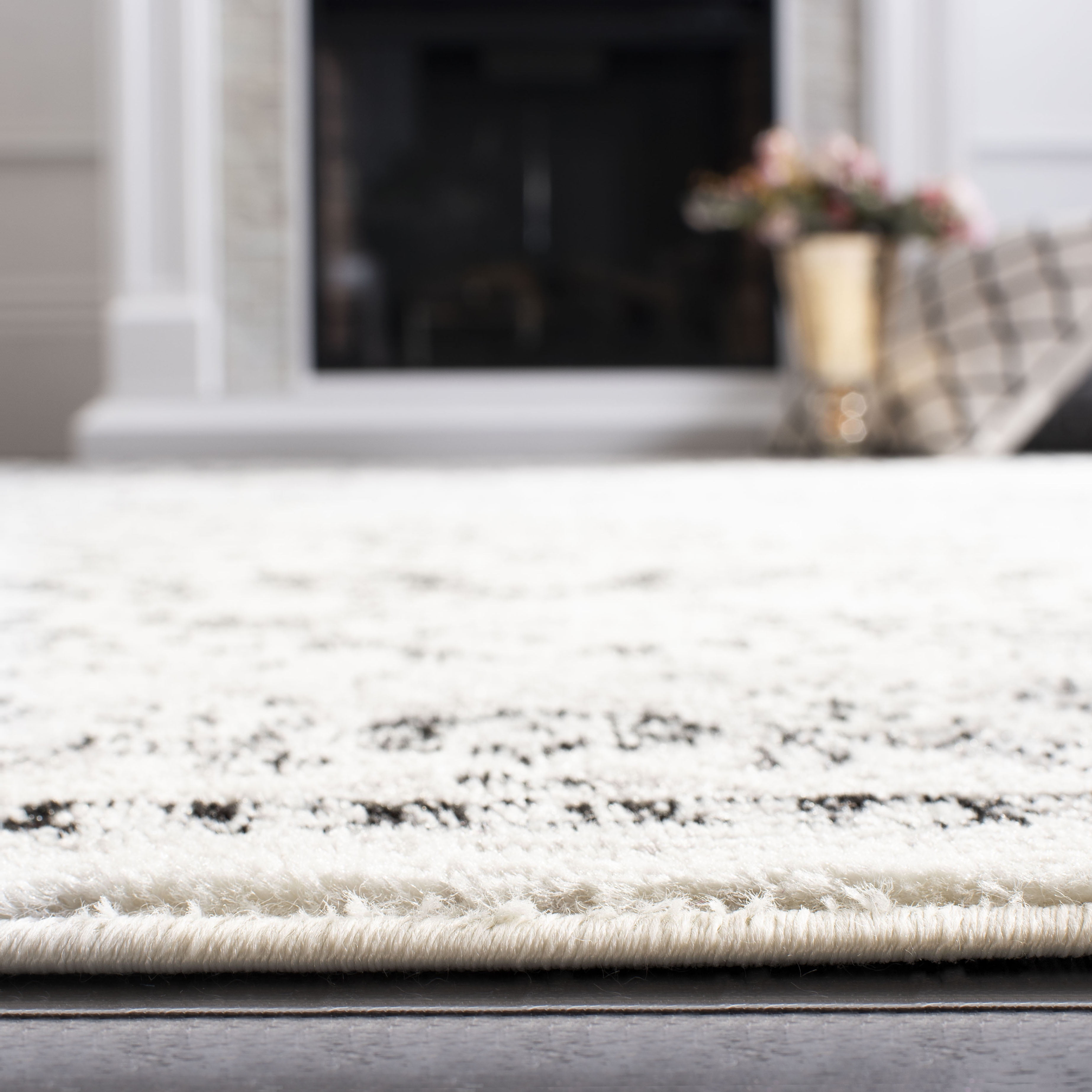 SAFAVIEH Skyler Collection 6' x 9' Grey/Ivory SKY126K Boho Chic Distressed Medallion Non-Shedding Living Room Bedroom Dining Home Office Area Rug