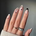 thumbnail image 1 of Las puntas de las uñas usan uñas francesas en blanco y negro que combinan el color de las uñas con acabado en blanco y negro, manicura de amor con olas, 1 of 4