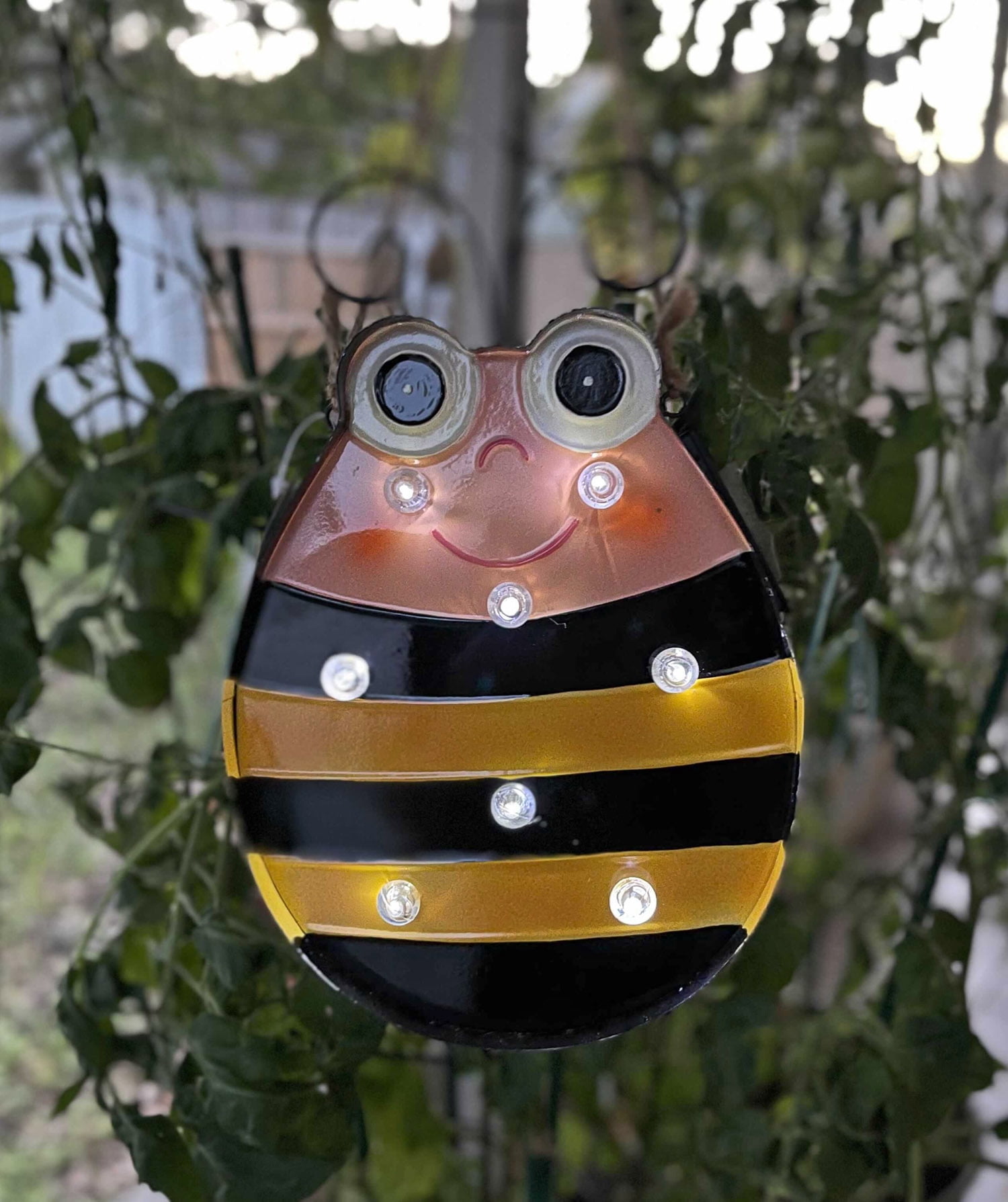 Things2Die4 Metal Bee Hanging LED Solar Garden Sculpture Light Yard Decor Art
