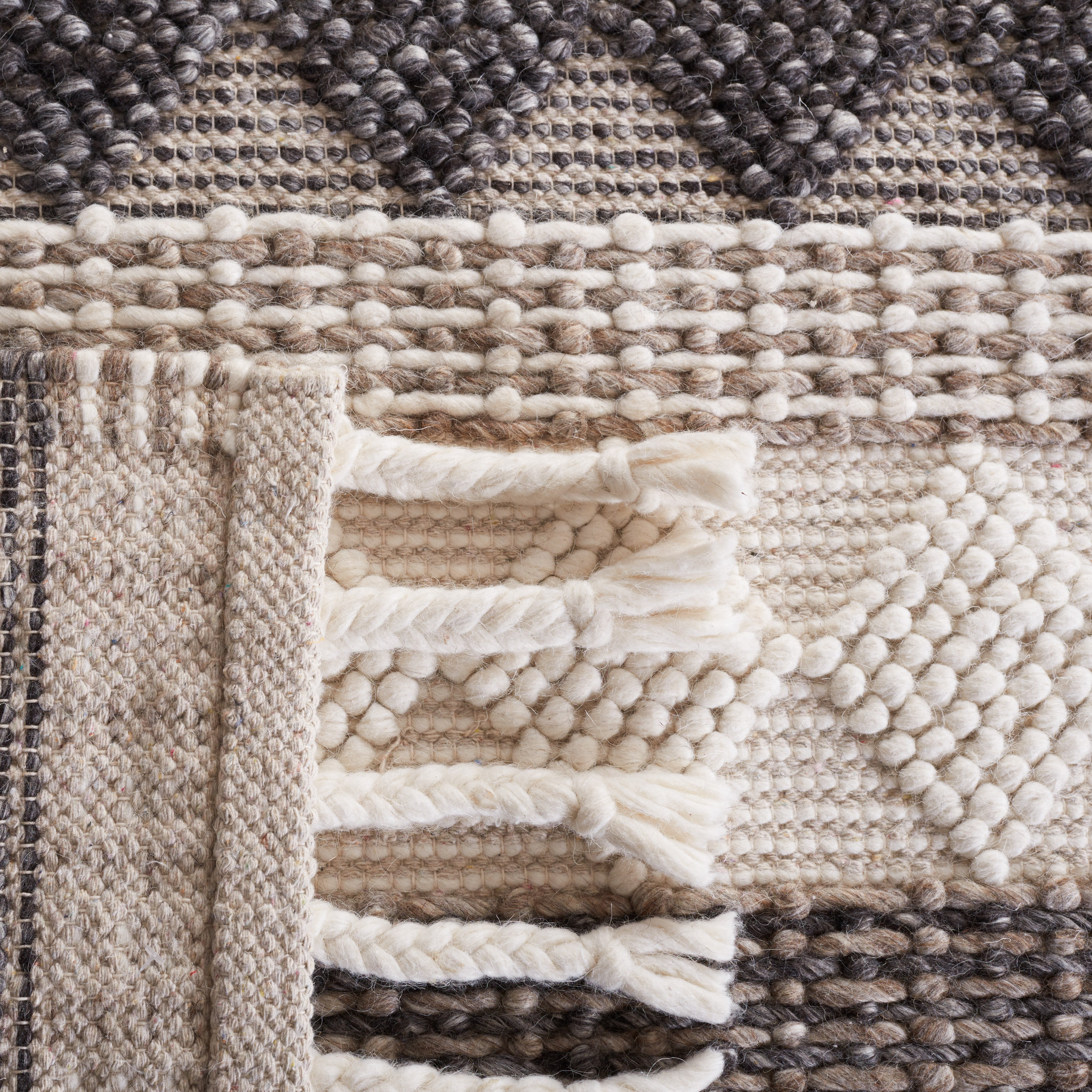 SAFAVIEH Natura Cailyn Southwestern Area Rug, Ivory/Black, 4' x 6'
