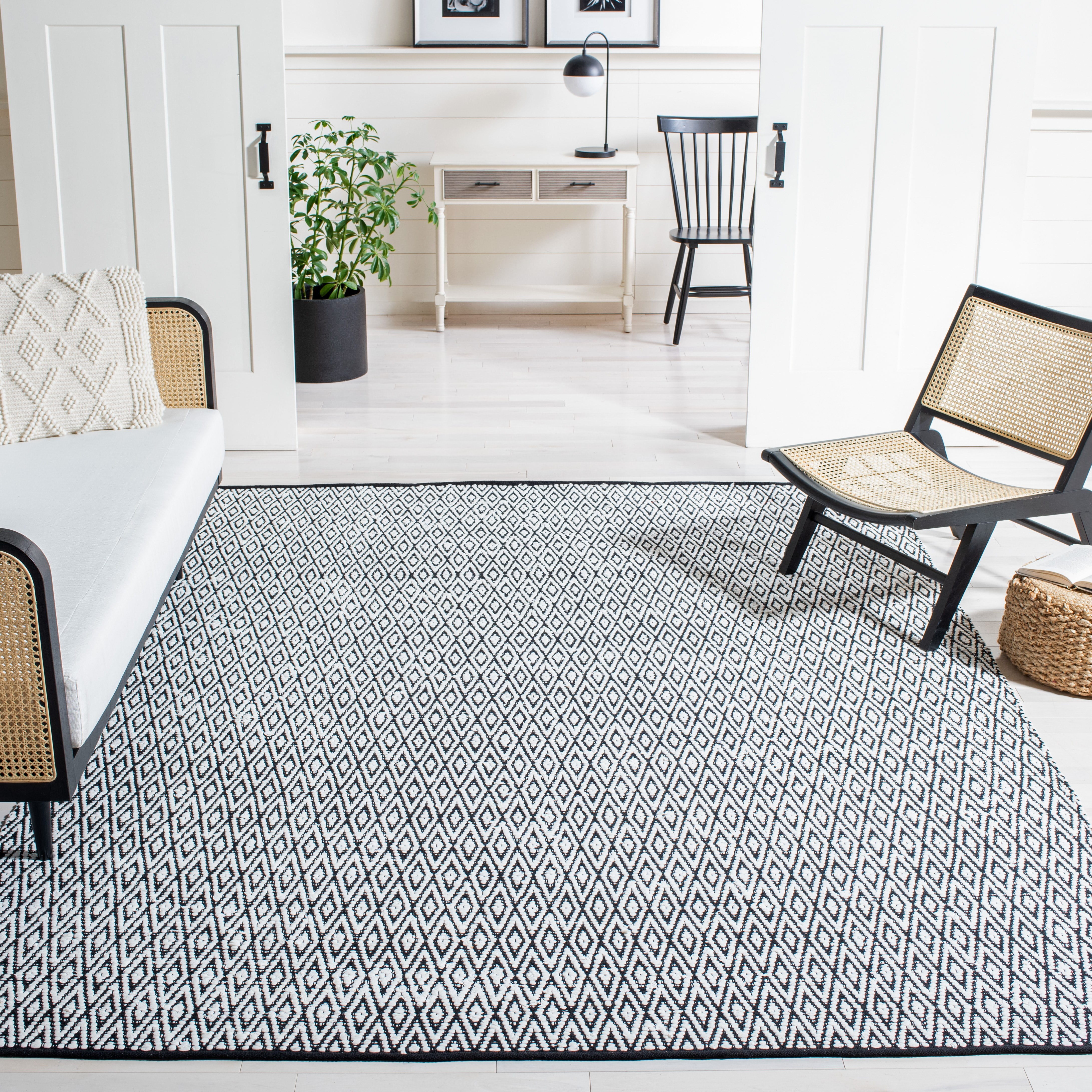 SAFAVIEH Montauk Carina Diamond Area Rug, Ivory/Black, 8' x 10'
