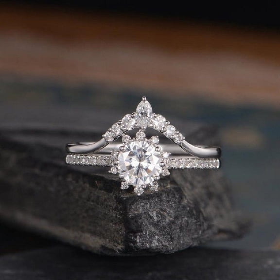 Silvago Jewel Brilliant 1.8 Ct Round Cut Diamond Ring - 14K White Gold Plated Ring - Bridal Set Ring - Engagement Wedding Diamond Rings for Bridal - Solitaire with Accent Diamond Ring for Her