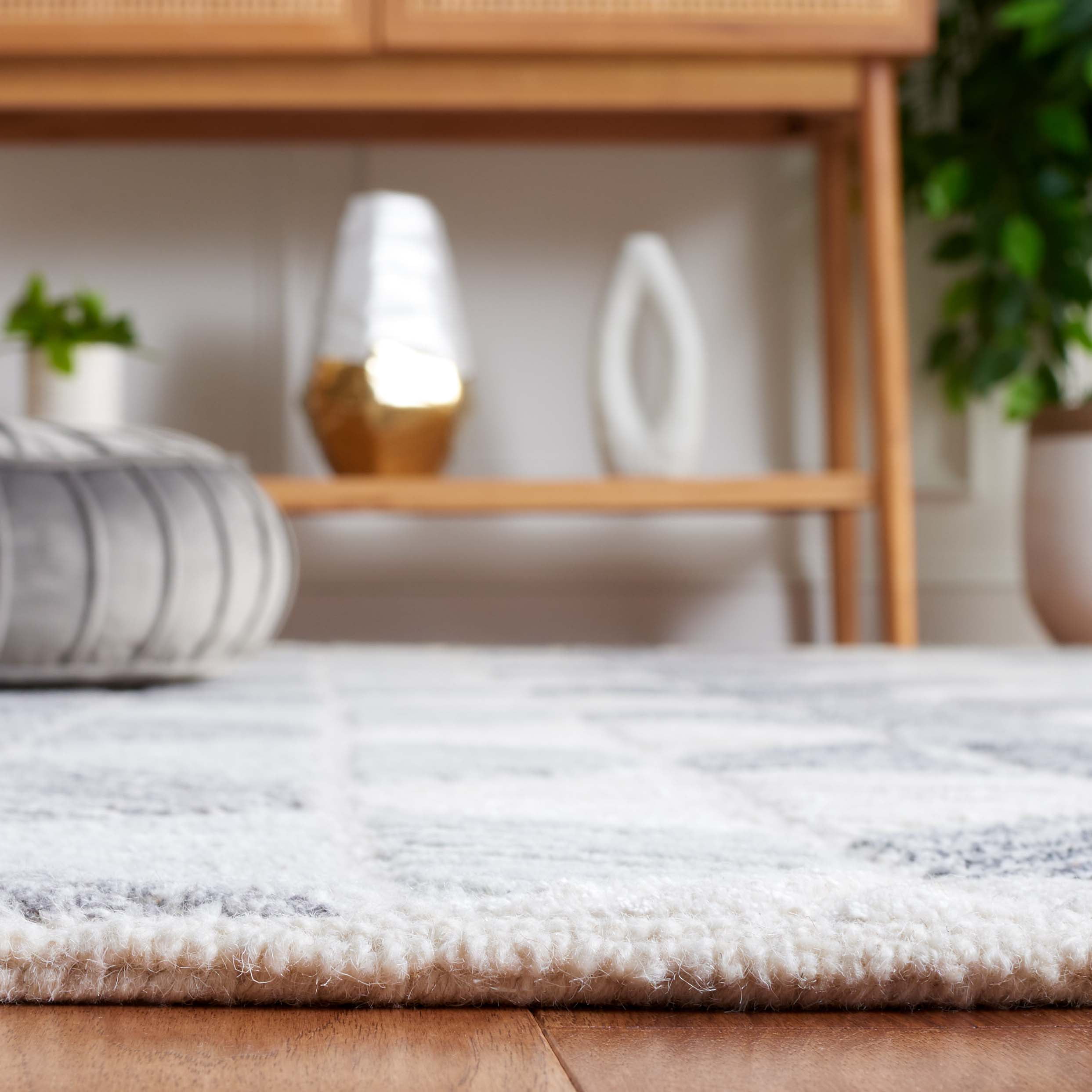 SAFAVIEH Ebony Abigail Geometric Area Rug, Grey/Ivory, 4' x 6'