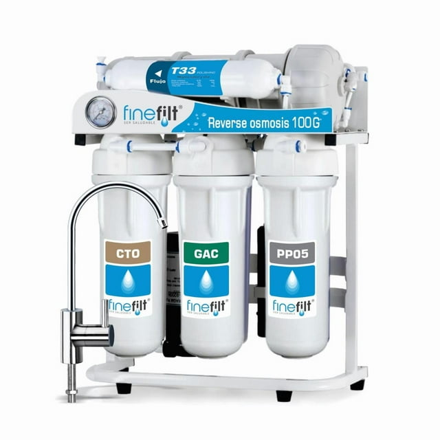 purificador de agua finefilt blanco con osmosis inversa para casa hasta 100 galones por día sistema doméstico de ósmosis inversa montado en soporte metálico, vista frontal con tres cartuchos verticales etiquetados CTO, GAC y PP05, módulo RO horizontal superior y grifo cromado tipo dispensador; plástico blanco con etiquetas azules, dimensiones 46.7 x 35.8 x 25.9 cm, compacto y fácil de instalar, también suele usarse para prefiltrar agua para cafeteras y equipos de cocina.
