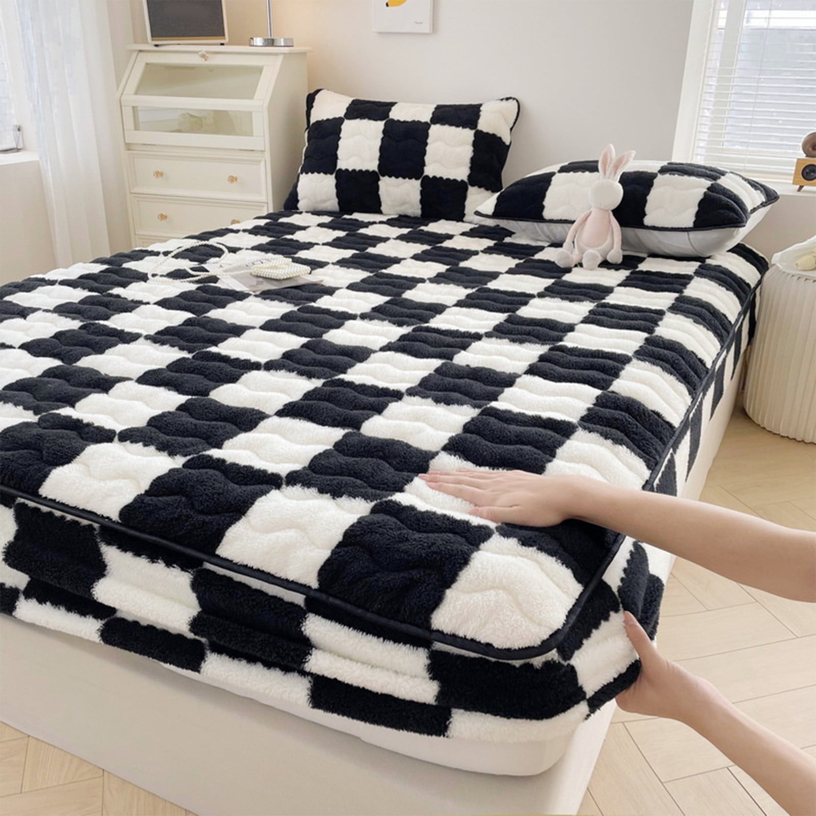 Quilted Fitted Sheet Winter Warm, Checkerboard Pattern Mattress Protector – Breathable Non-Slip Pocket Design, Soft Polyester Bed Cover for Care Bed, Home or Guest Room
