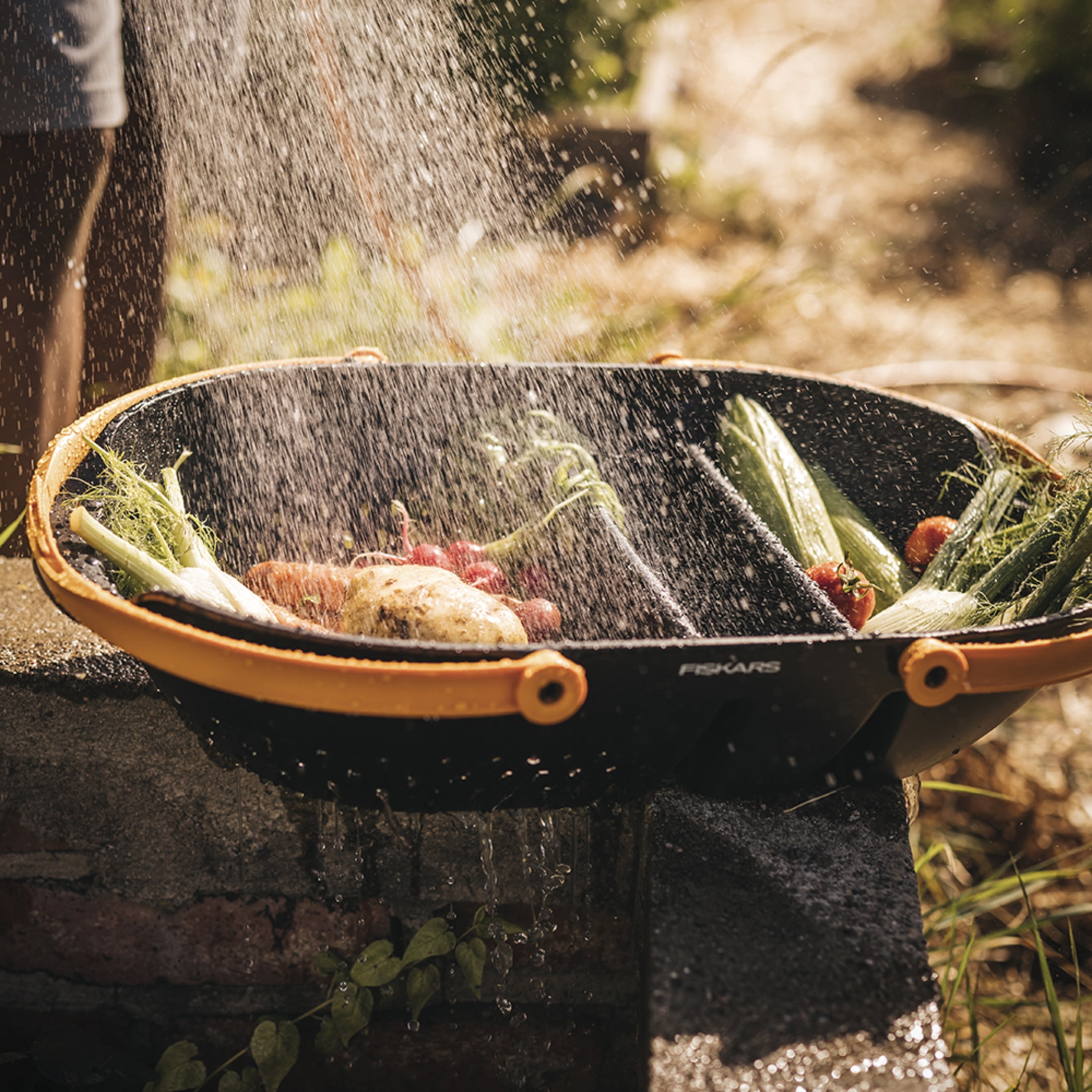 Fiskars Harvesting Basket: Ergonomic Garden Produce Tool Carrier, Colander Side, Plastic, Black