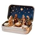 thumbnail image 1 of Belén navideño en miniatura en una caja de hojalata. Belén de bolsillo hecho a mano. Pequeño adorno religioso de la Sagrada Familia para decorar el escritorio, la estantería, la oficina o los viajes., 1 of 7