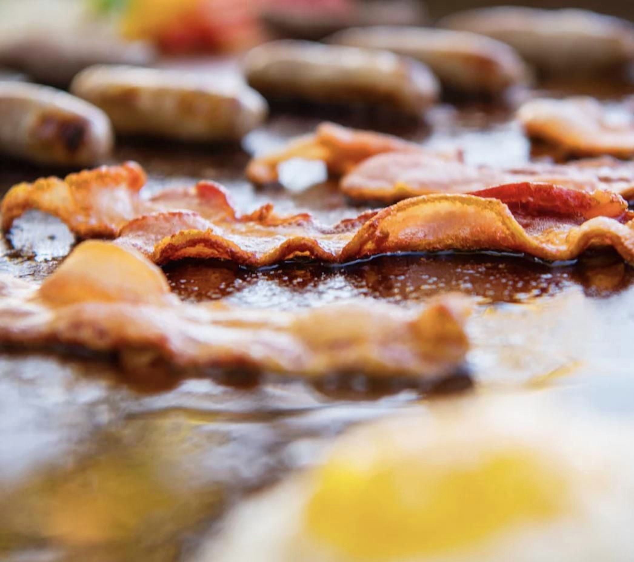 Daytona 2-Burner Propane BBQ Gas Griddle in Black with Hinged Lid