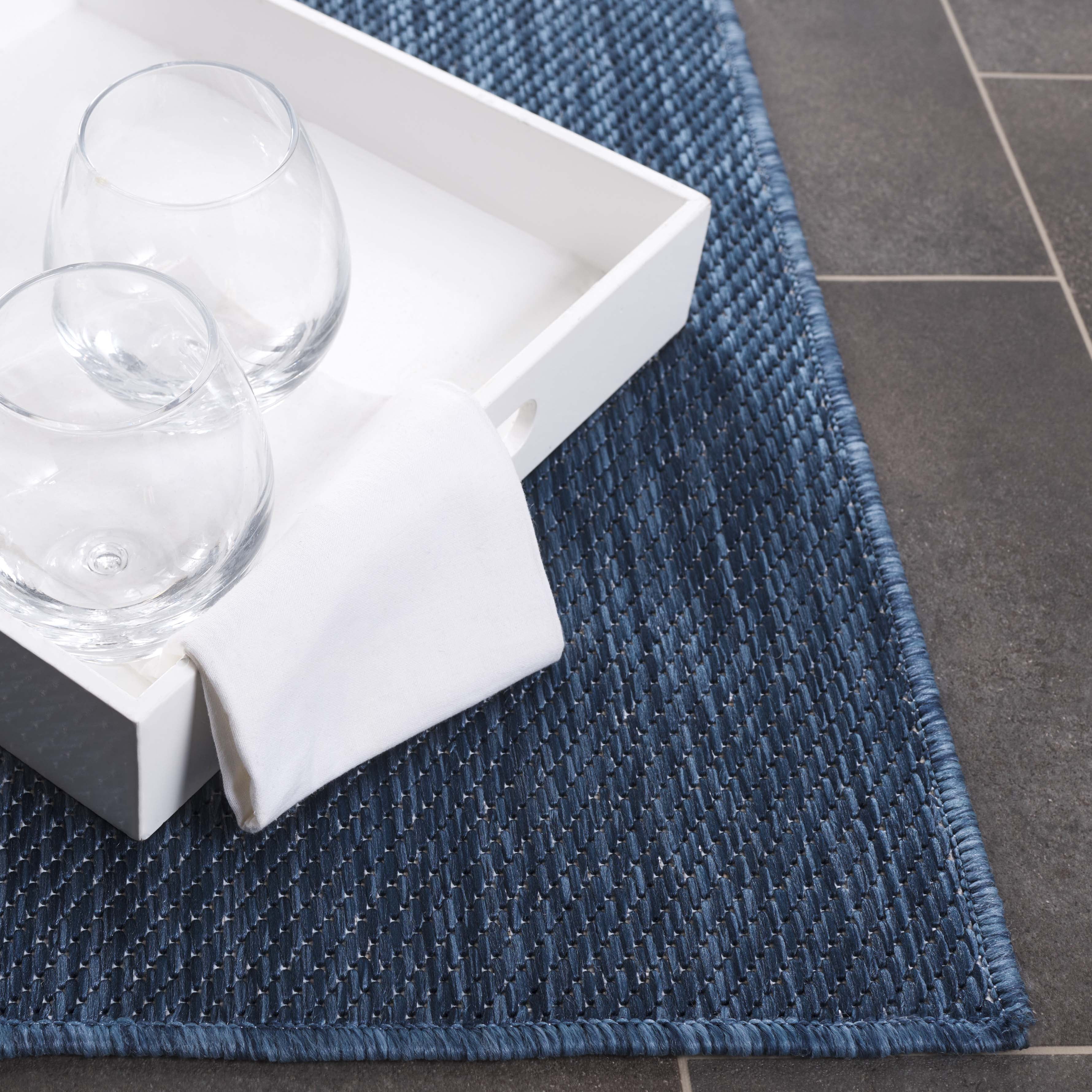 SAFAVIEH Beach House Lauressa Solid Indoor/Outdoor Area Rug, Blue, 5'3" x 7'6"