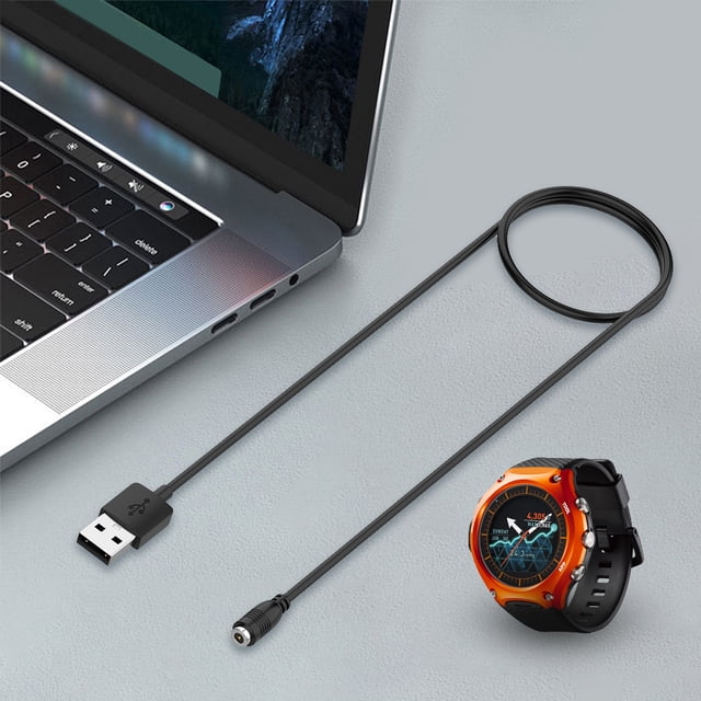 cable cargador usb accesorios universales para reloj inteligente wsd-f10 wsd-f20 wsd-f30 Cable USB negro de 1 m con conector magnético redondo compatible con WSD-F10/F20/F30 y Pro Trek F21, colocado sobre fondo claro junto a una laptop y un reloj deportivo naranja; material seguro y duradero según especificación, diseño delgado para uso diario y adecuado para viajes como opción de regalo.