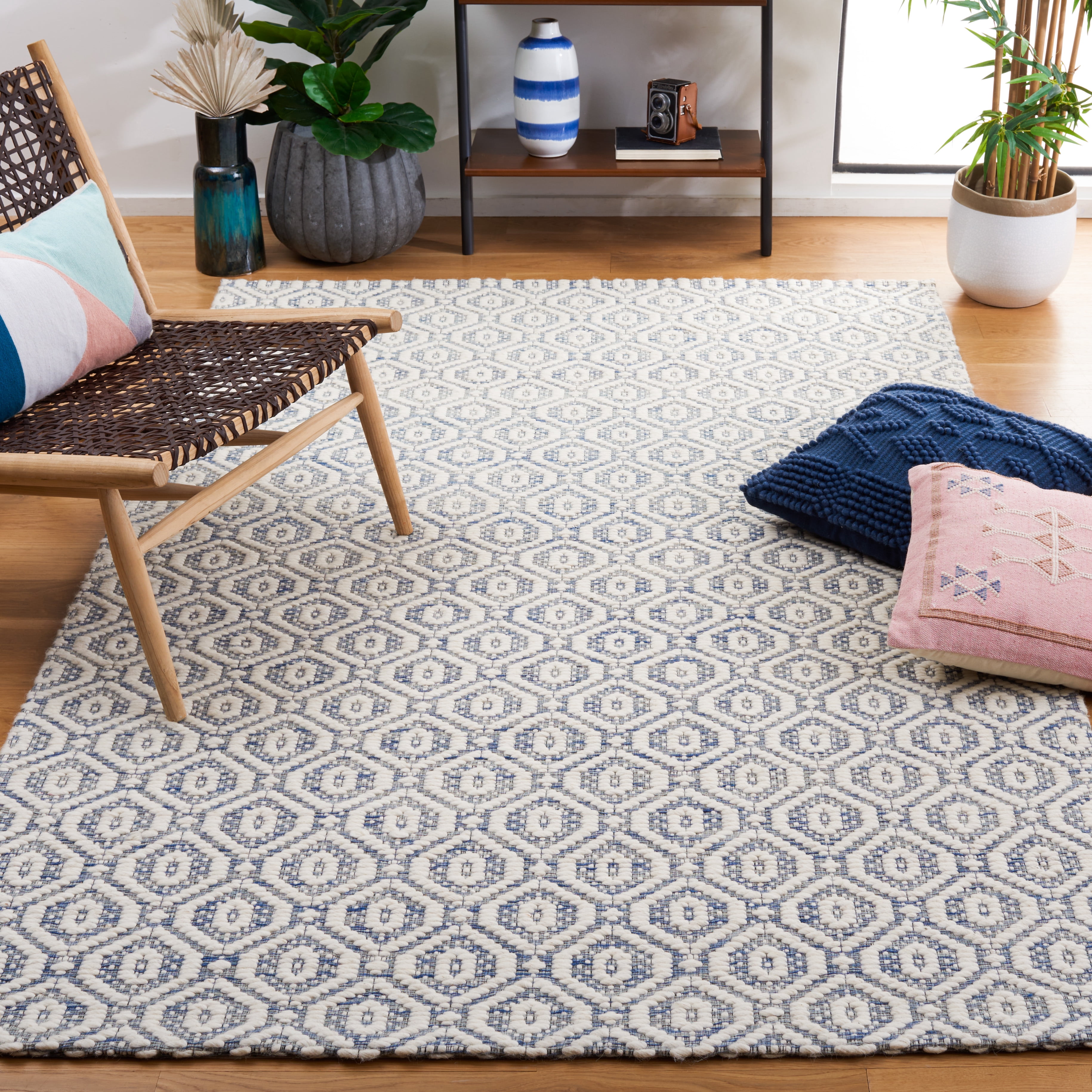 SAFAVIEH Marbella Fabiana Geometric Area Rug, Blue/Ivory, 8' x 10'