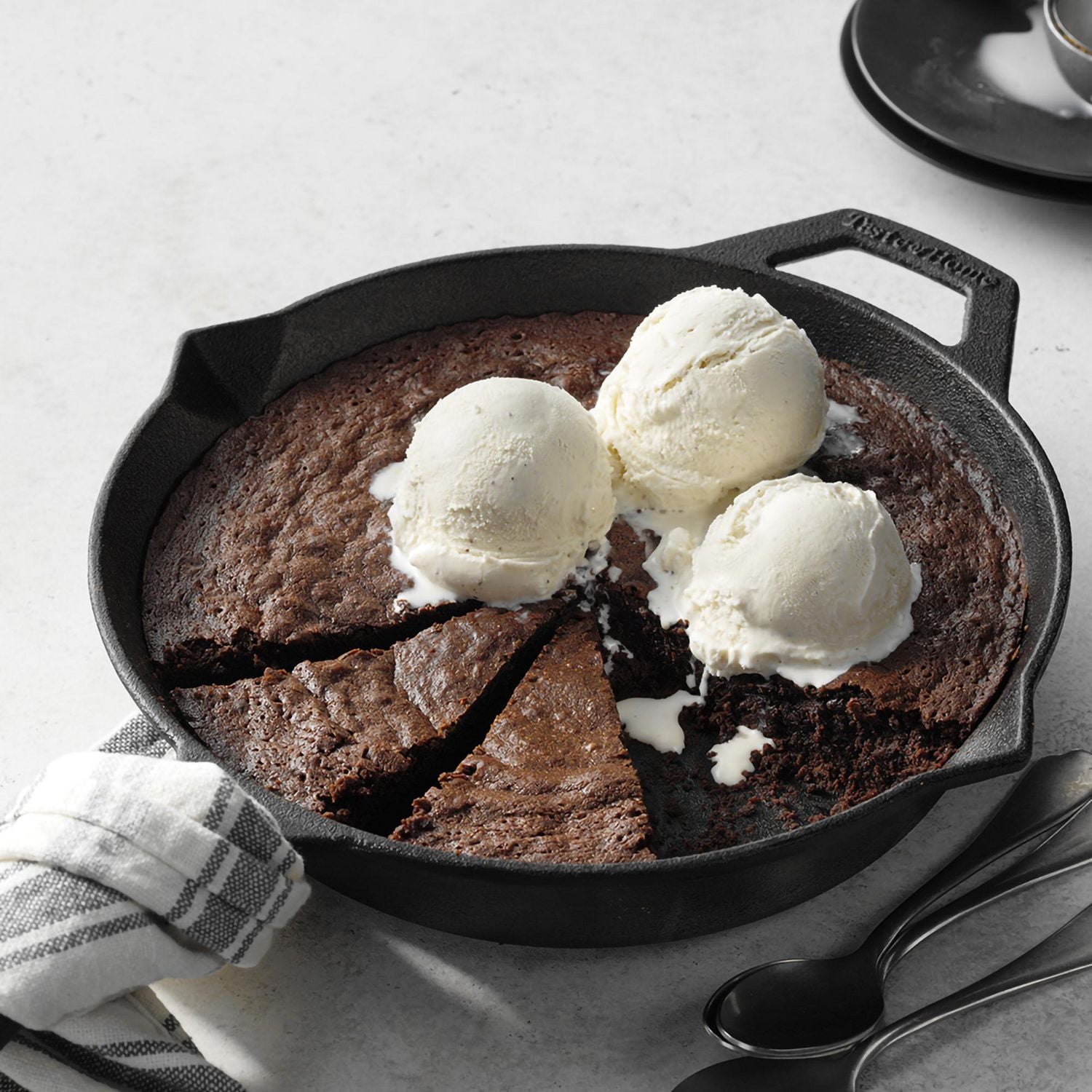 Ensemble de poêles Taste of Home, 1 poêle en fonte de 10 pouces et 1 spatule ventilée