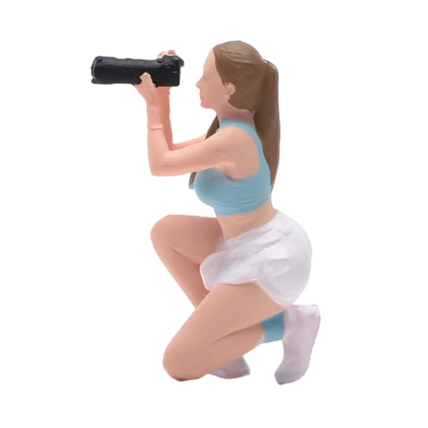 Figura una chica fotógrafa a escala 1/64 con una cámara, vestida con una camiseta sin mangas, ideal para decoración escritorio y .