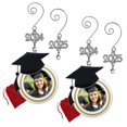 thumbnail image 1 of Adorno Con Foto Navideña De Graduación Dijes Con Fecha Para 2025 Y 2024 - Diseño De Sombrero De Graduación Felicitaciones Para Estudiantes De Último Año Bolsas De Almacenamiento Incluidas - Paquete De, 1 of 1