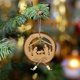 thumbnail image 1 of Tallado en rodajas de madera, accesorios colgantes para árbol de Navidad con cuerda, diseño de escena de Navidad, 1 of 5