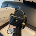 thumbnail image 3 of Bolso de mano estilo retro de moda, nuevo estilo 2025, pequeño bolso cuadrado con diamantes estilo Chanel, bolso de hombro informal de alta gama para mujer, 3 of 4
