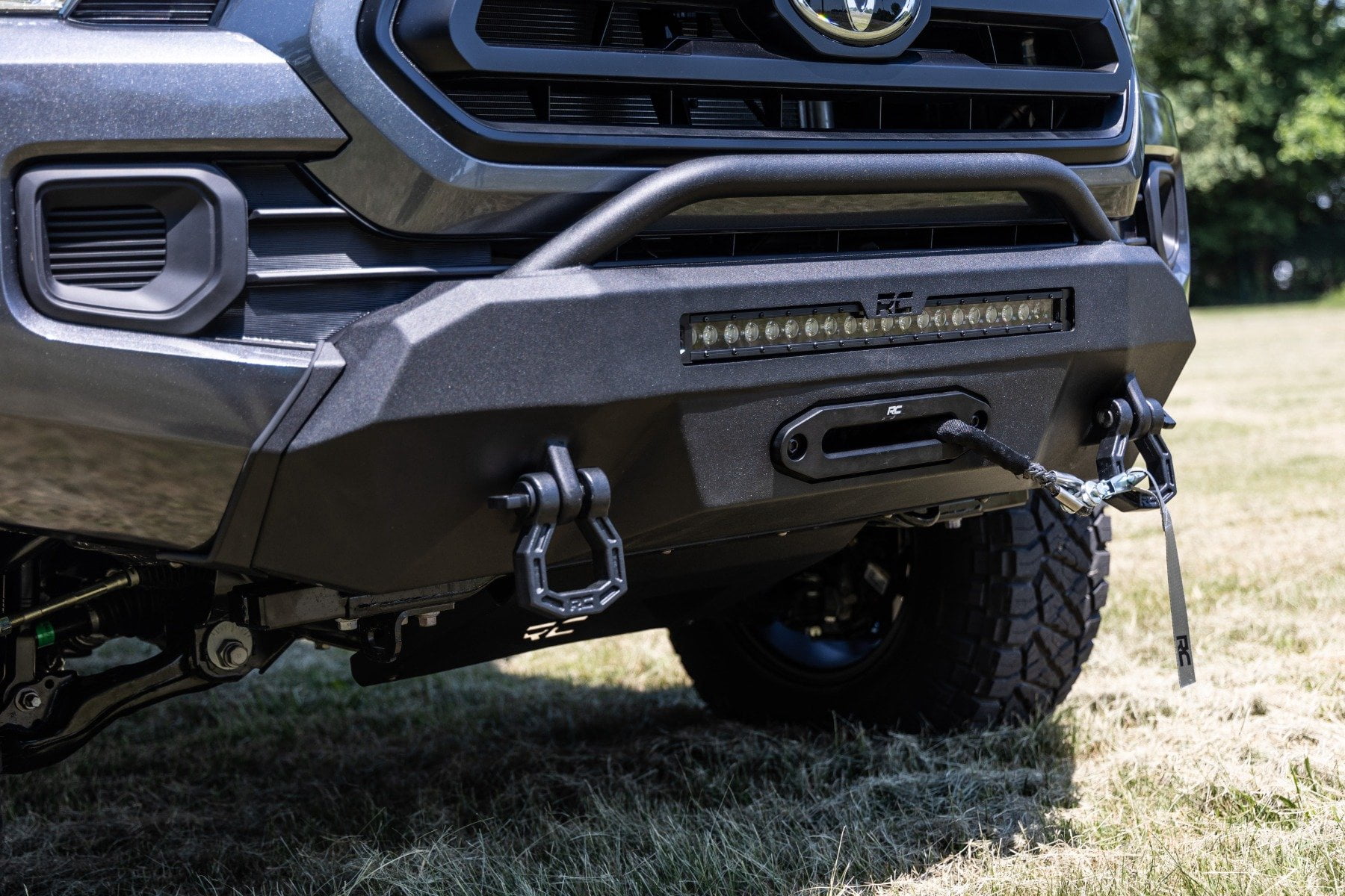 Rough Country Hybrid Front Bumper w/9500s Winch for 16-23 Toyota Tacoma - 10714