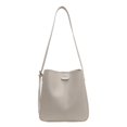 thumbnail image 1 of Bolso de gran capacidad para mujer, nuevo estilo 2025, bolso bandolera tipo cubo de alta gama, bolso de hombro texturizado, bolso informal versátil para madre e hijo., 1 of 4