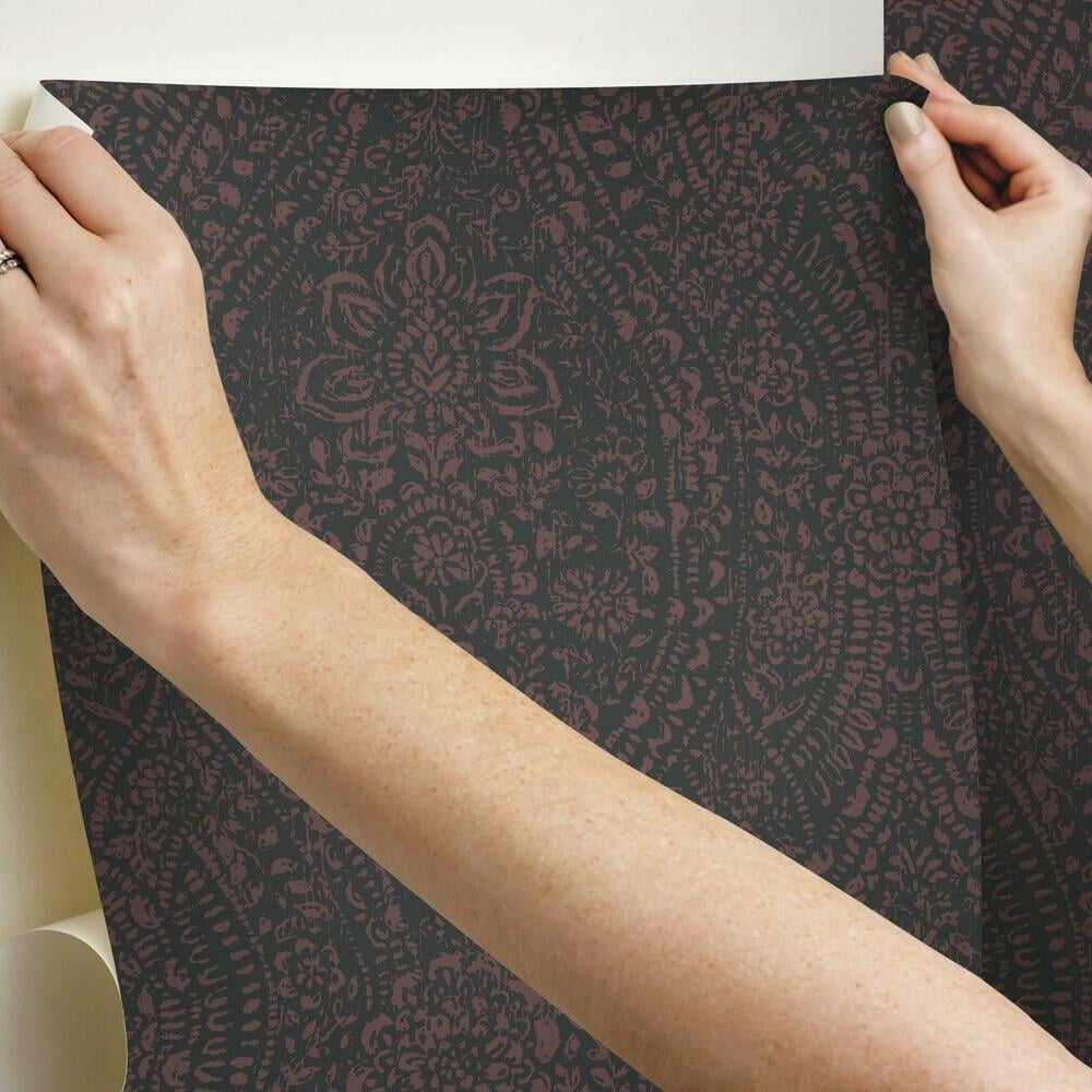 Ornate Ogee Peel and Stick Wallpaper