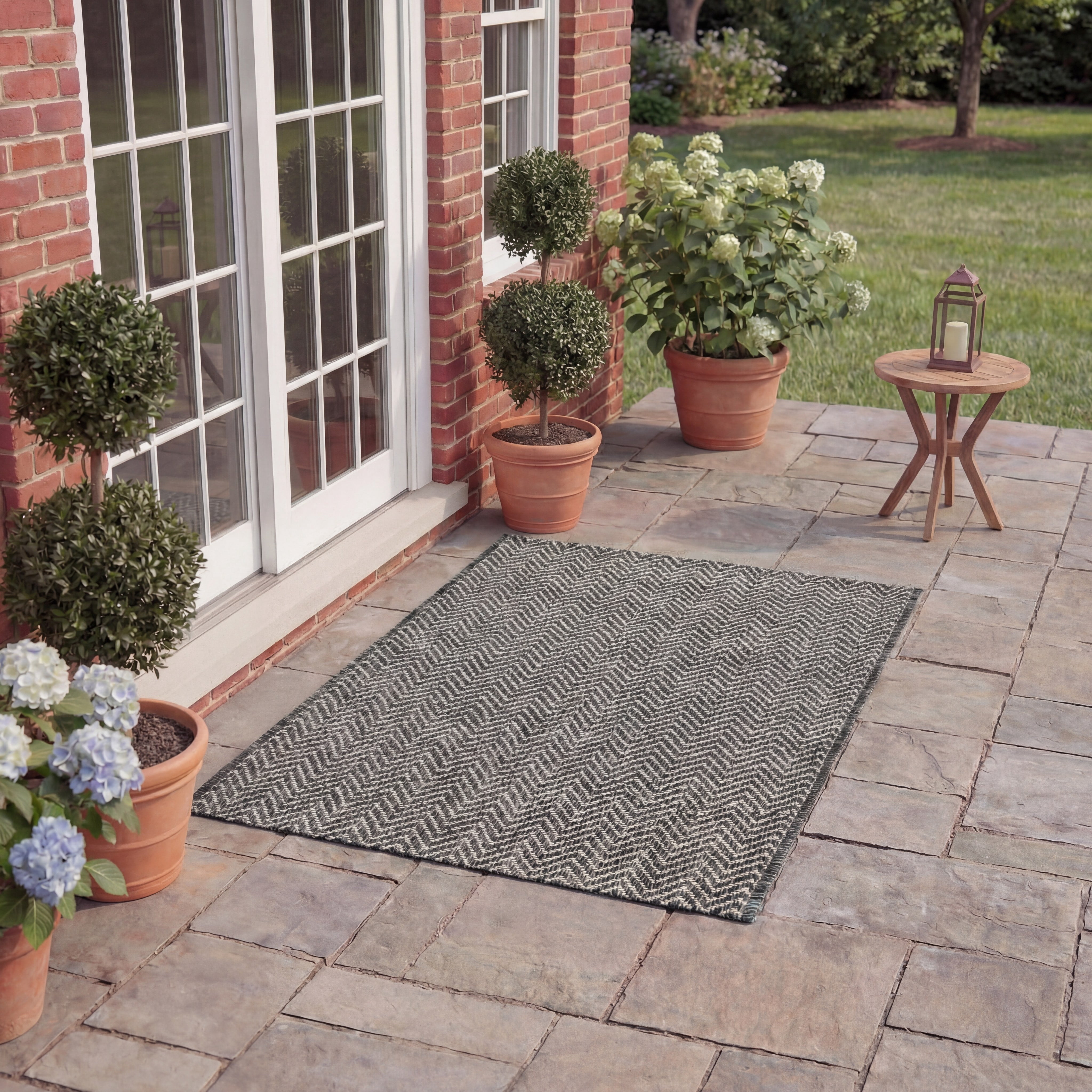 SAFAVIEH Courtyard Morven Chevron Stripes Indoor/Outdoor Area Rug, 4' x 5'7", Black/Beige