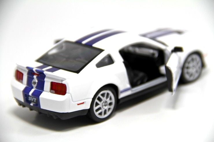 2007 Shelby GT-500 Weiß Kinsmart Spielzeug Modell 1/38 Maßstab Auto Geschenk 