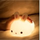 thumbnail image 1 of Luz nocturna reclinable de conejo de silicona sensible al tacto (con cable USB) - SILUMEN Blanco, 1 of 5