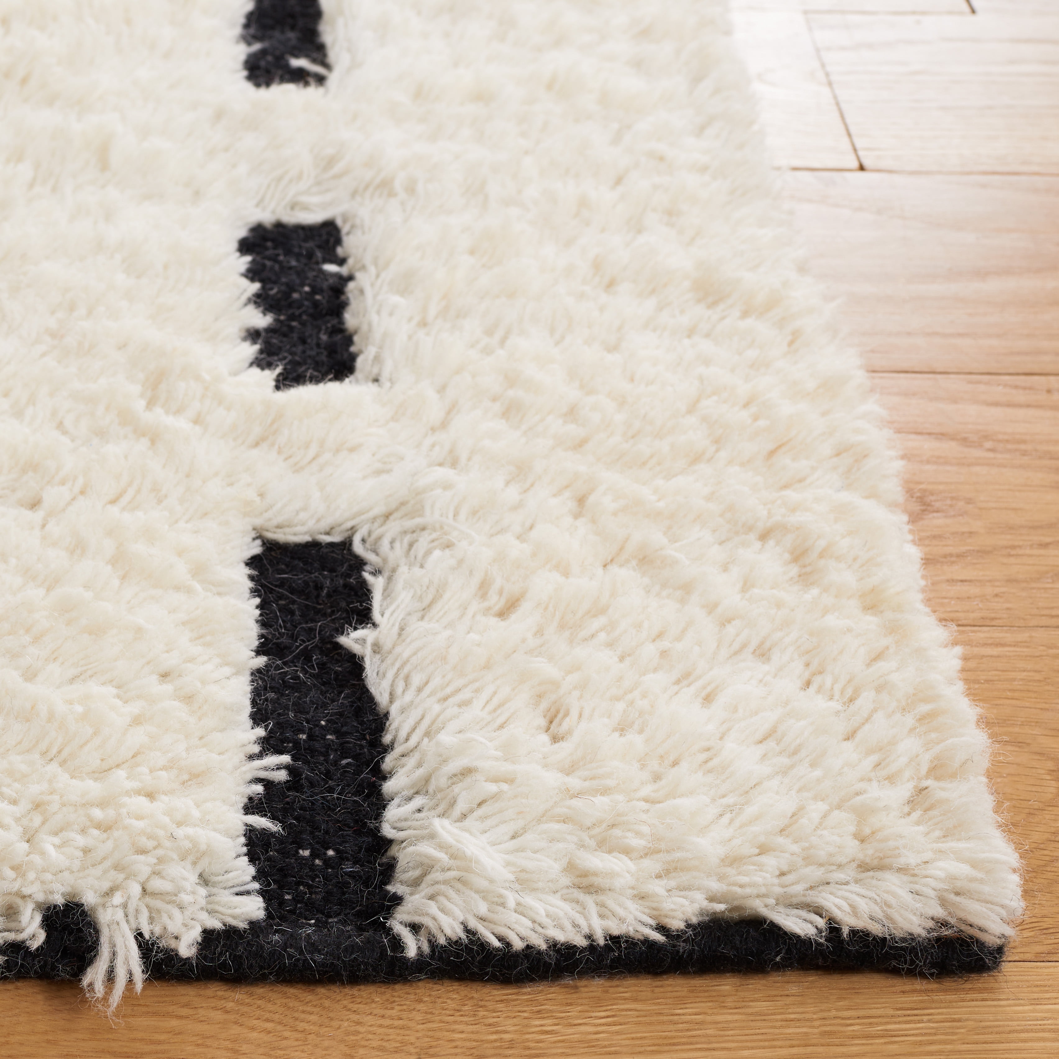 SAFAVIEH Casablanca Tanja Geometric Area Rug, Black/Ivory, 5' x 8'