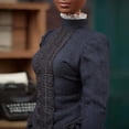 thumbnail image 4 of Ida B. Wells Barbie Inspirador Mujer Muñeca Vestida Azul, con Accesorio de Periódico, Regalo para Coleccionistas y Niños de 6 Años en adelante Barbie -, 4 of 5